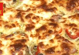 Пица с шунка, моцарела и зеленчуци
