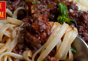 Болонски спагети с бекон и телешко