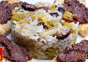 Гарнитура с ориз, лук и маслини
