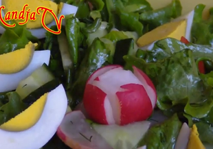 Великденска салата с яйца и сезонни зеленчуци