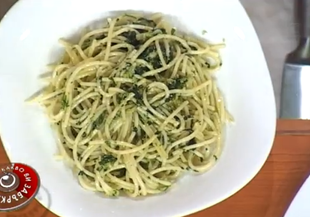 Безглутенови спагети с тиквички и ядки