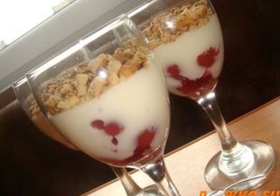 Десерт с йогурт, вишни и ядки