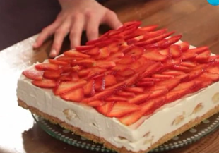 Еклерова торта с бял шоколад и ягоди