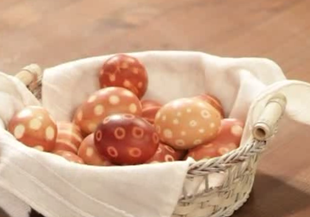 Боядисани великденски яйца с люспи от лук