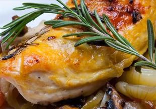 Пилешки гърди с чесън, зеленчуци и розмарин