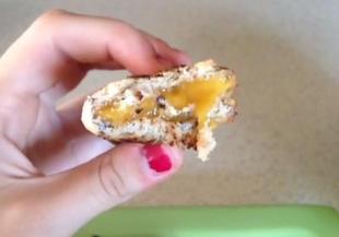 Бързо видео: Печени хлебни рулца със сирене