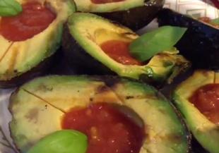 Бързо видео: Печено авокадо с пикантен сос