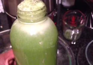 Бързо видео: Зелена напитка с плодове и зеленчуци