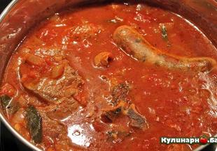 Кавърма с три вида месо в доматен сос