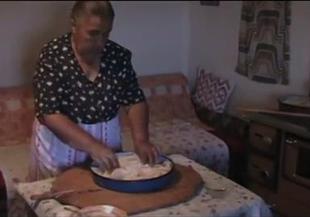Македонската баба Добринка прави баница със сирене, зеле и лук