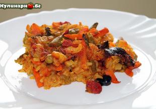 Постна манджа с ориз, зеленчуци, стафиди и сини сливи
