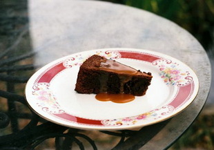 Шоколадова торта с карамелен сос