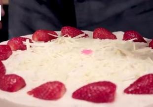 Празнична торта с ягоди и сметана