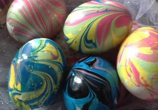 Шарени великденски яйца с преливащи се цветове