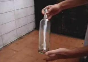 Вадене на коркова тапа от стъклена бутилка