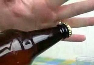 Отваряне на бира с годежен пръстен