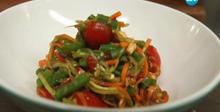 Азиатска салата от мачкани пресни зеленчуци