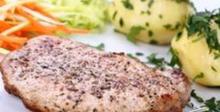 Свинска пържола с магданозени картофки
