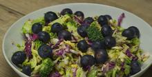 Зелева салата с броколи и боровинки