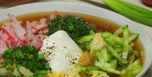 Окрошка - руска студена супа с квас, шунка и зеленчуци
