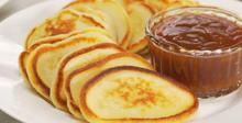Мини палачинки с карамелен сос