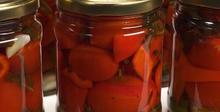 Цели домати в буркани с чесън и подправки