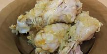 Пържени пилешки бутчета под лук