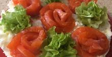 Солена торта тип салата с риба, картофи и яйца