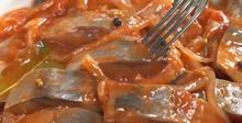 Сурова маринована риба с лук и кетчуп