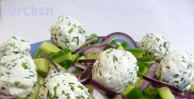 Зеленчукова салата с топчета от фета и маслини
