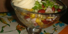 Бобена салата с царевица и шунка