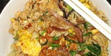 Пикантно свинско с къри сатай пържен ориз