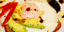 Пържени яйца на очи с авокадо