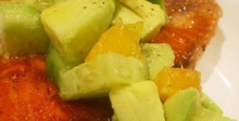 Сьомга със салца от кайсия, авокадо и краставица