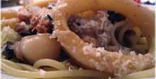 Спагети с морски дарове и чесън