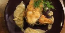Пържен шаран с бадемов сос и картофени крокети с риба тон