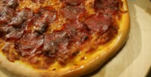 Доматена скромна пица със салам