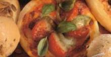 Пица с чушки, домати и моцарела