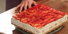 Еклерова торта с бял шоколад и ягоди
