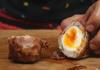 Варени яйца, запечени в бекон
