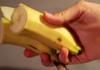 Разделяне на банан с ръце