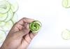 Свиване на розичка от резени краставица