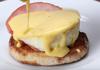 Яйца Бенедикт - уникален сандвич за закуска