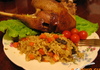 Печена пълнена гъска с ориз и зеленчуци