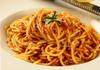 Спагети с шунка и доматен сос