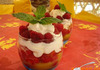 Десерт с ягоди, бита сметана и ванилия