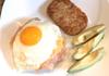 Американски сандвич за закуска със сирена, яйце и колбас