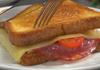 Топъл сандвич на тиган с колбас и кашкавал