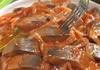 Сурова маринована риба с лук и кетчуп