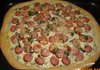 Пица с наденица, топено сирене и домати